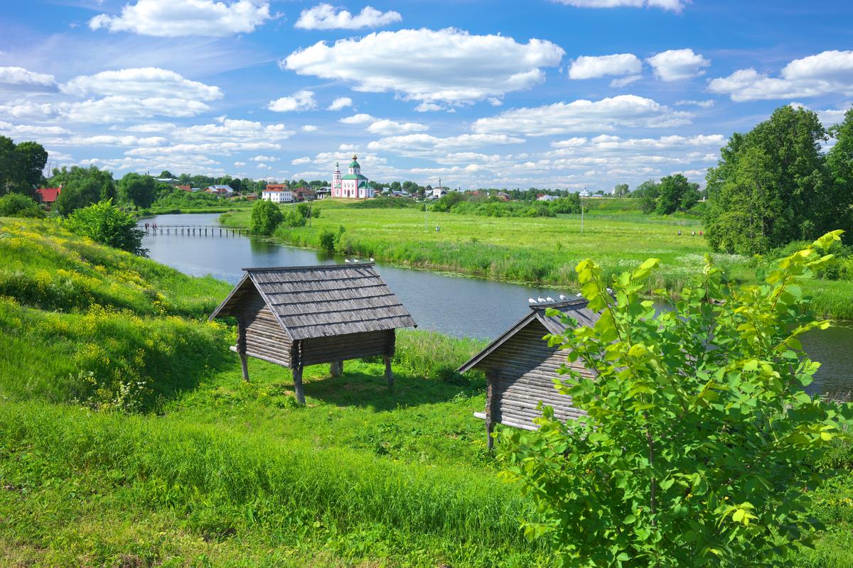 Свайные амбары в Музее деревянного зодчества в Суздале