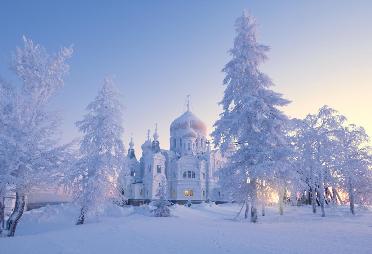 Белогорский монастырь зимой на рассвете в Пермском крае