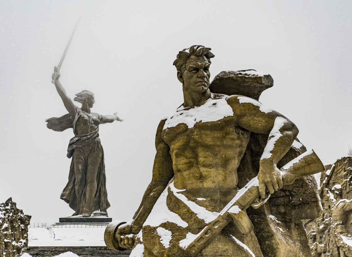 Монументы Мамаева кургана зимой