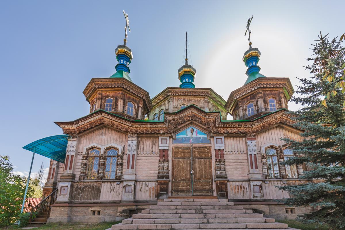 Величественная деревянная церковь в селе Колывань