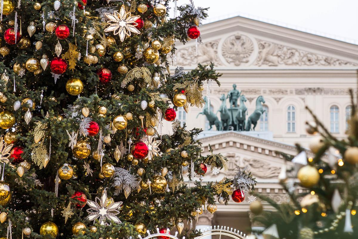 Новогодняя елка у Большого театра в Москве