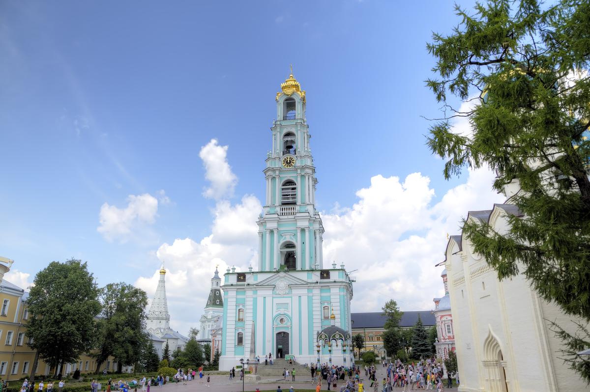Колокольня на территории Троице-Сергиевой лавры