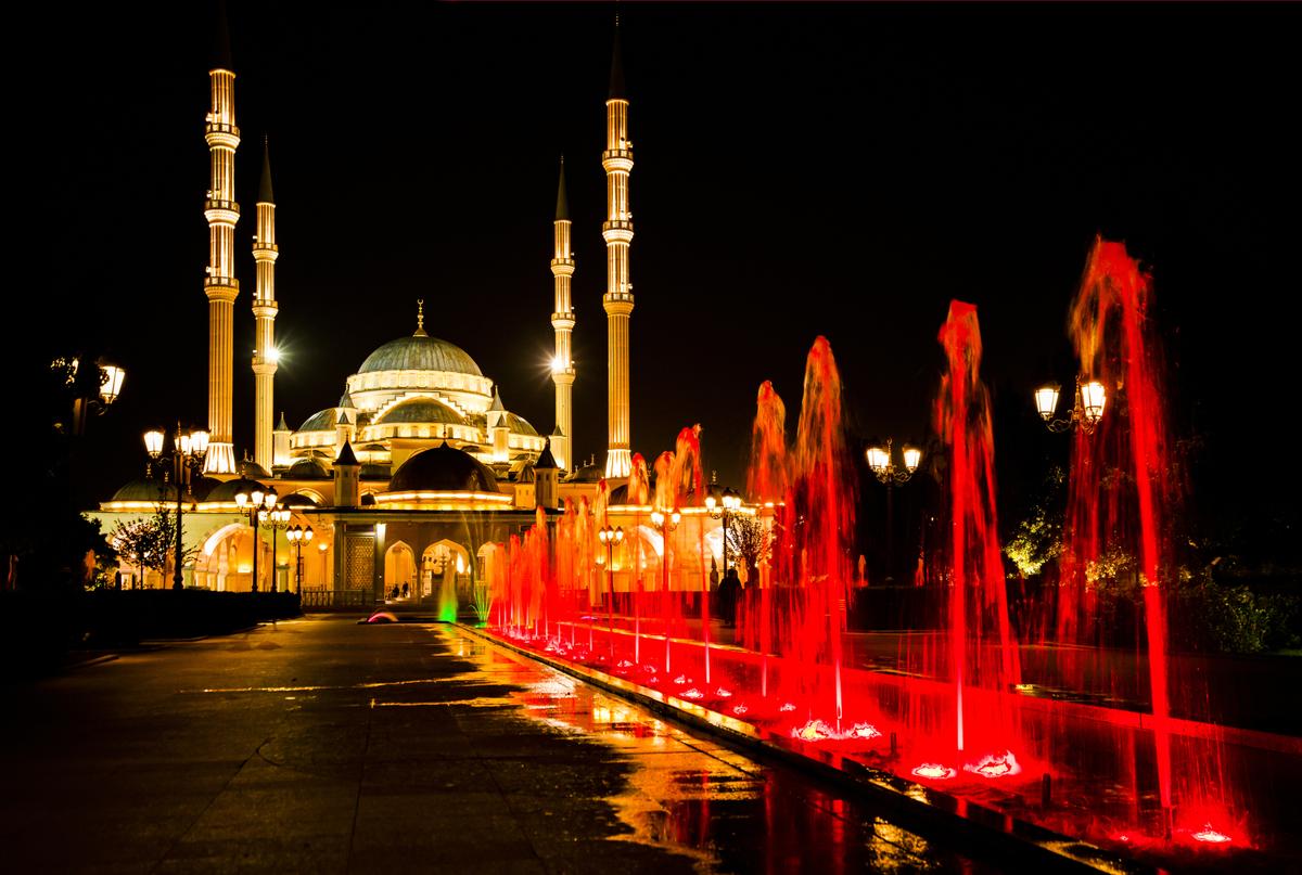 Фонтан и мечеть в Грозном с ночной подсветкой