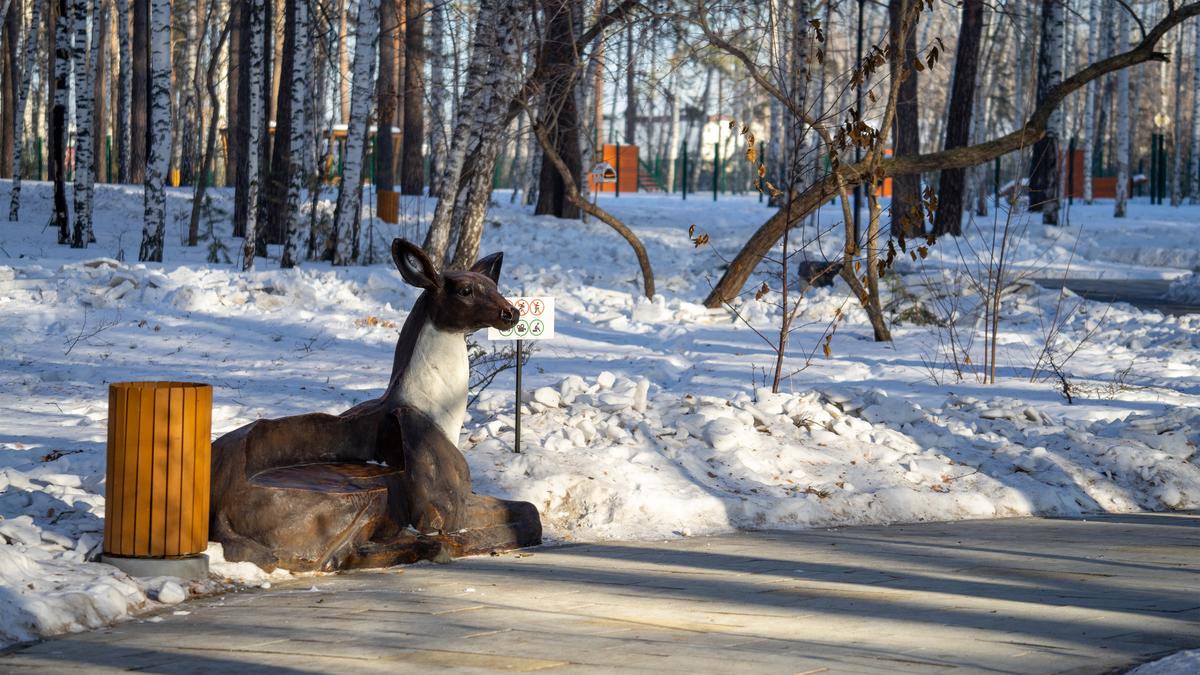 Скамейка в виде самки благородного оленя в городском парке в городе Верхняя Пышма