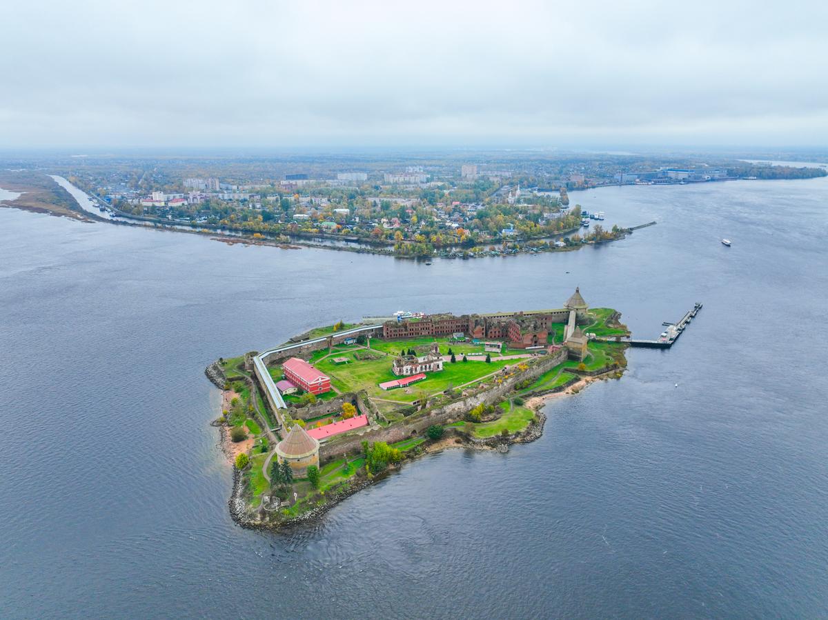 Воздушная панорама города Шлиссельбург и крепости Орешек