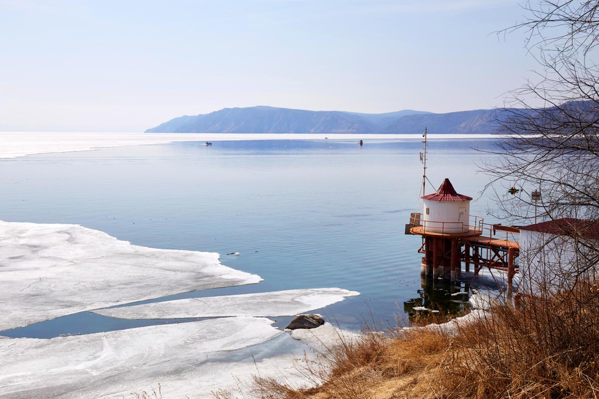 Озеро Байкал весной