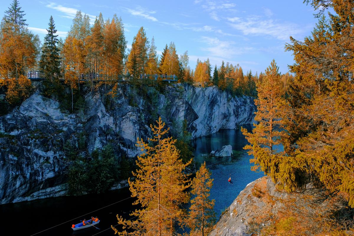 Осенний пейзаж мраморного каньона в горном парке Рускеала