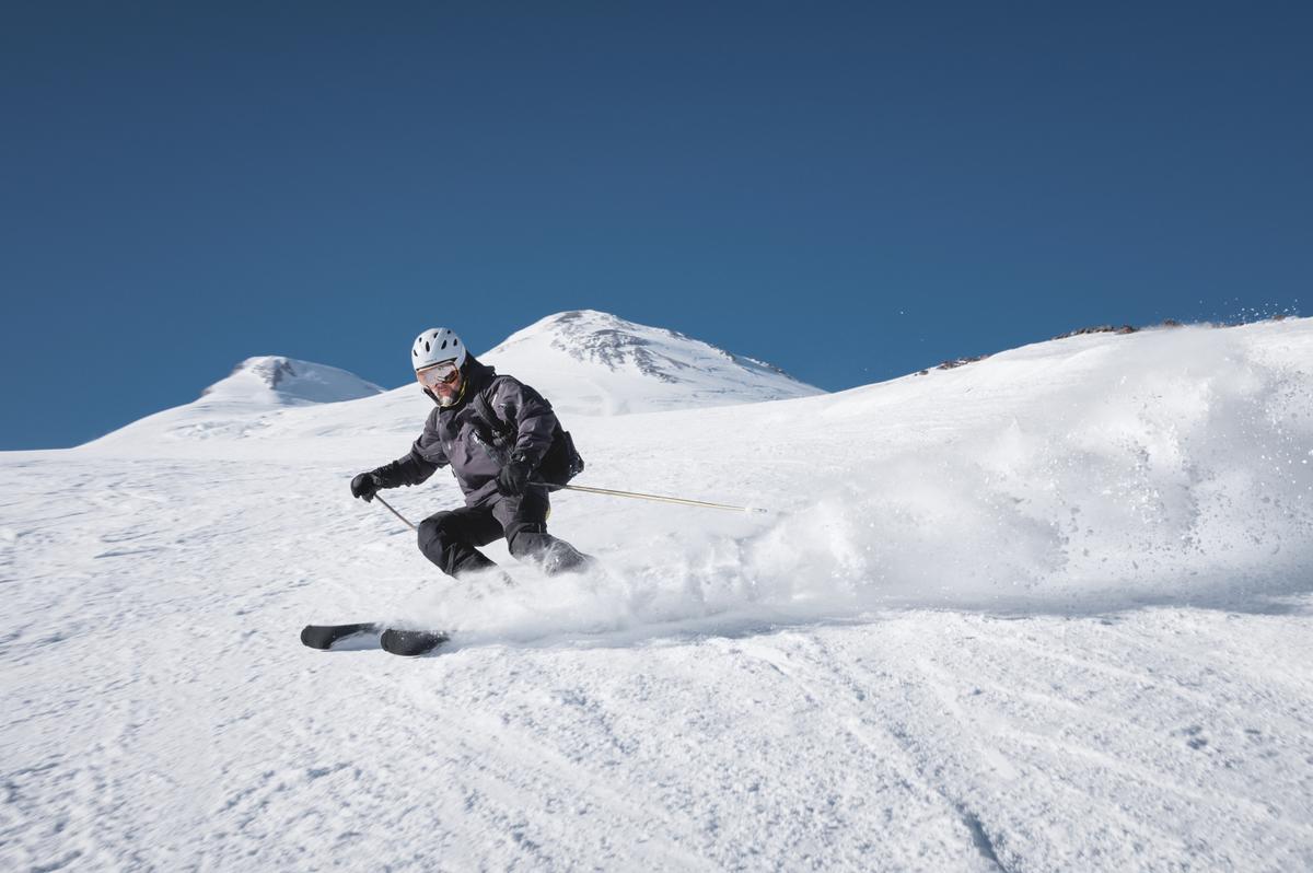 Лыжник на горе Эльбрус