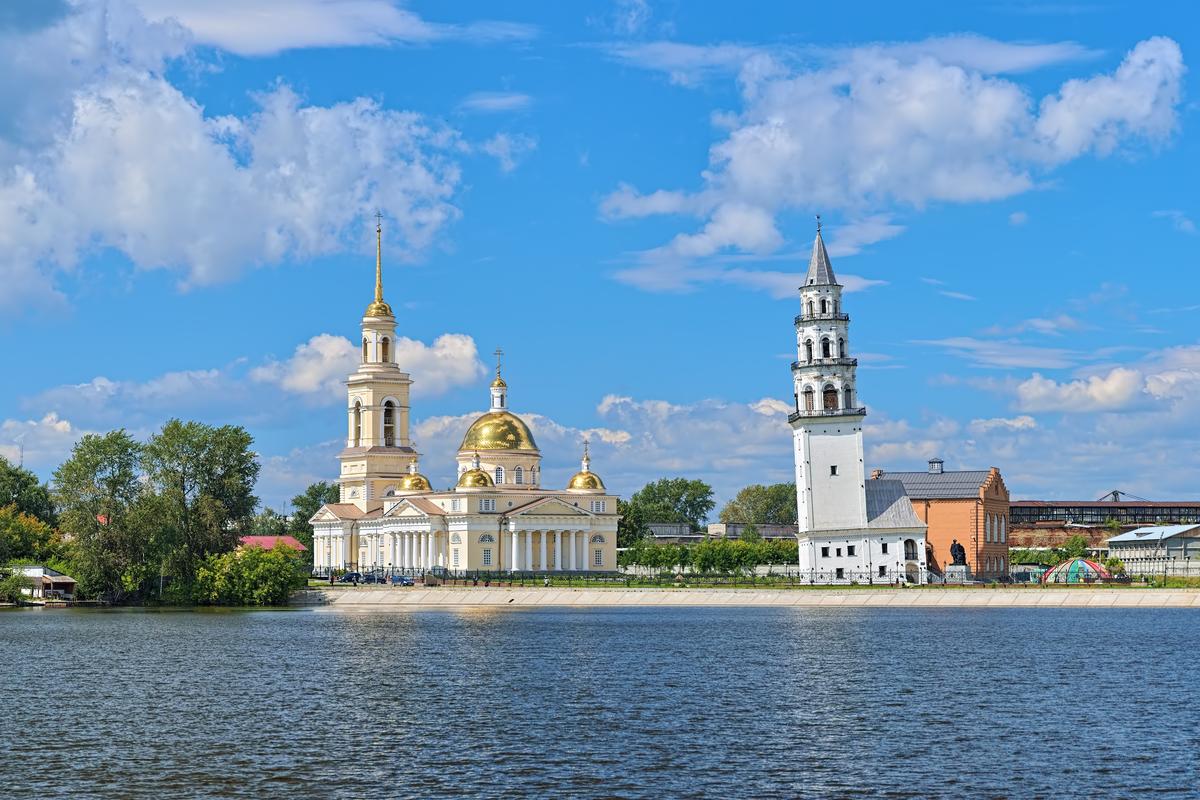 Спасо-Преображенский кафедральный собор и падающая башня в Невьянске