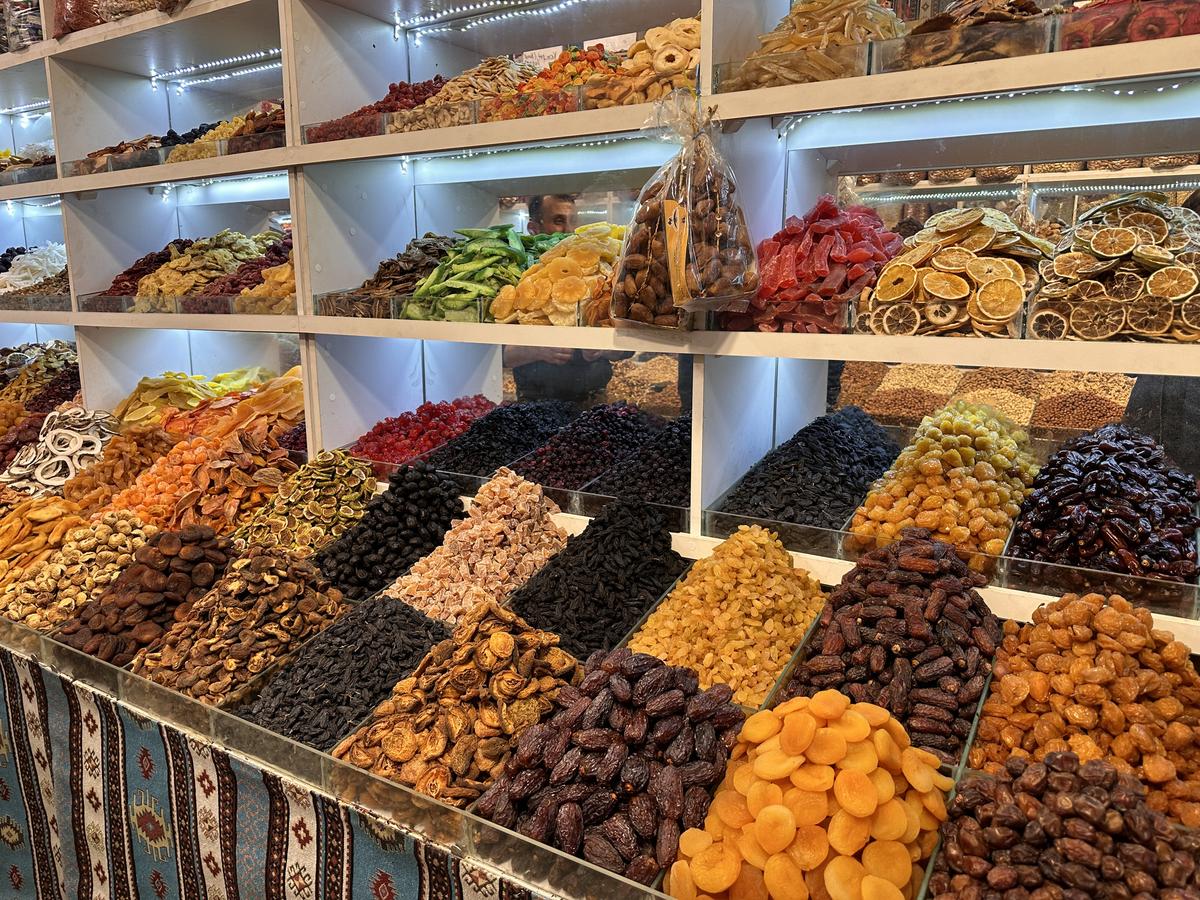 Орехи и сухофрукты на прилавке