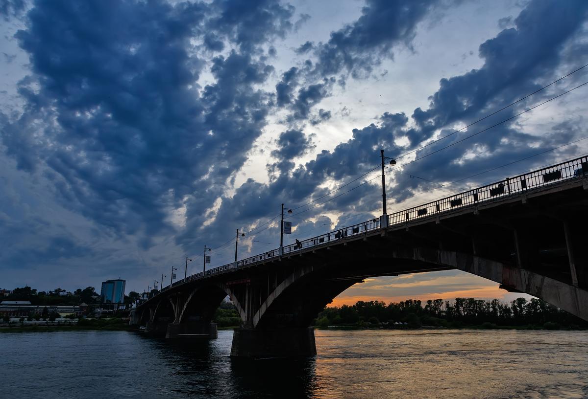 Мост через реку Ангара в Иркутске