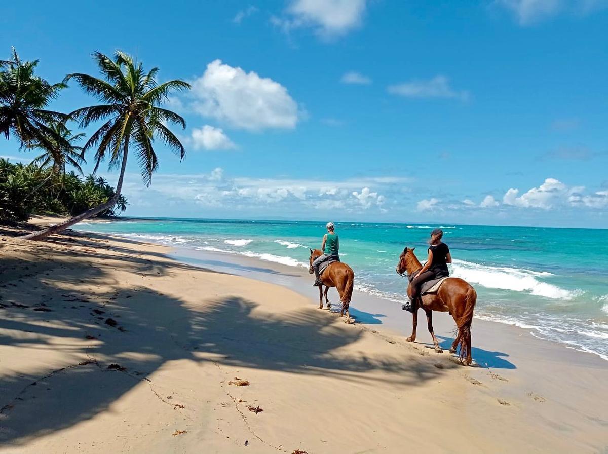 2 girls riding horses on the beach in the Dominican Republic