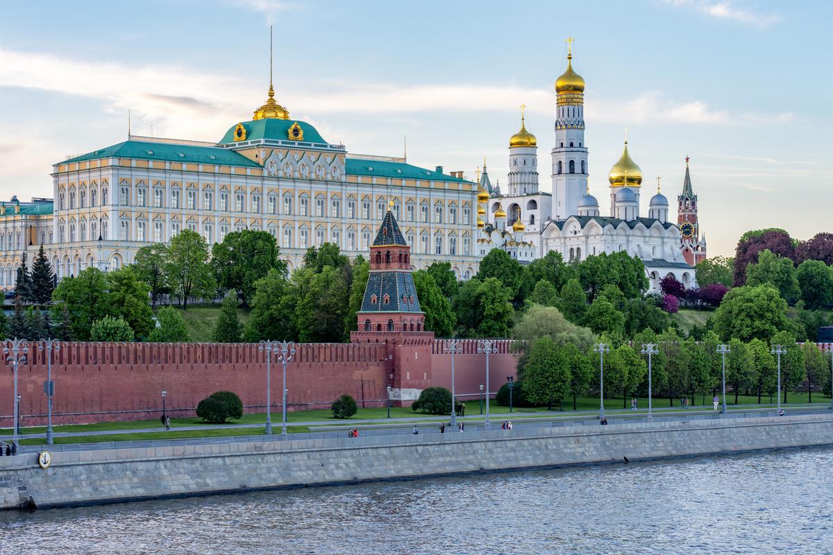 Московский Кремль с величественным дворцом, соборами и башнями на закате