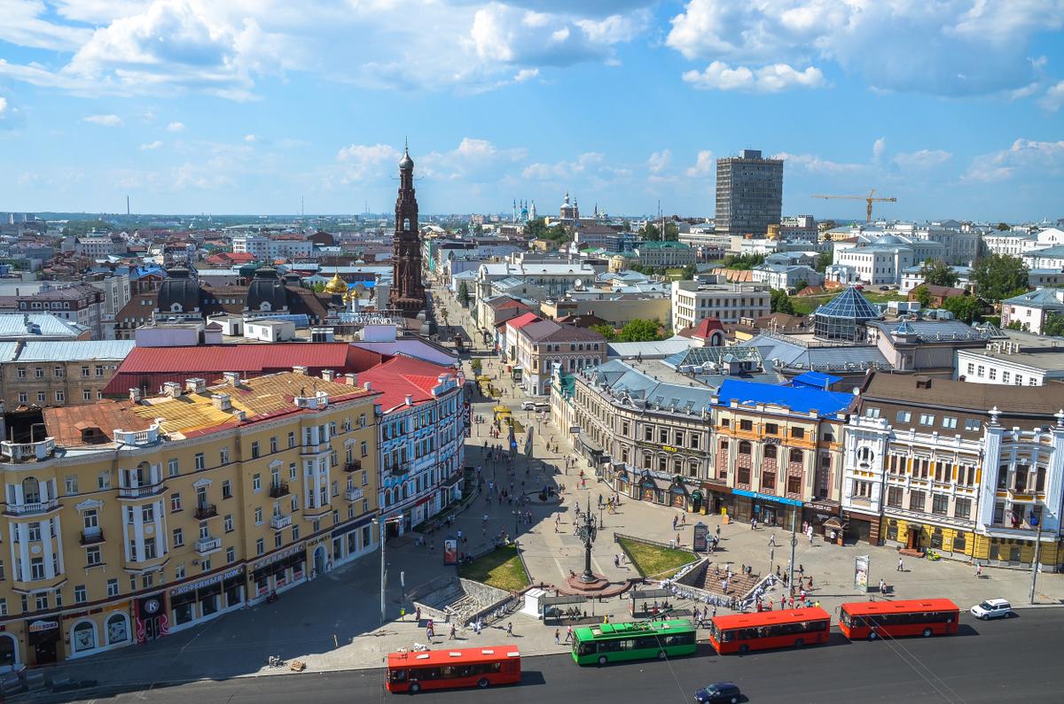 Вид с воздуха на улицу Баумана и колокольню Богоявленского собора в Казани