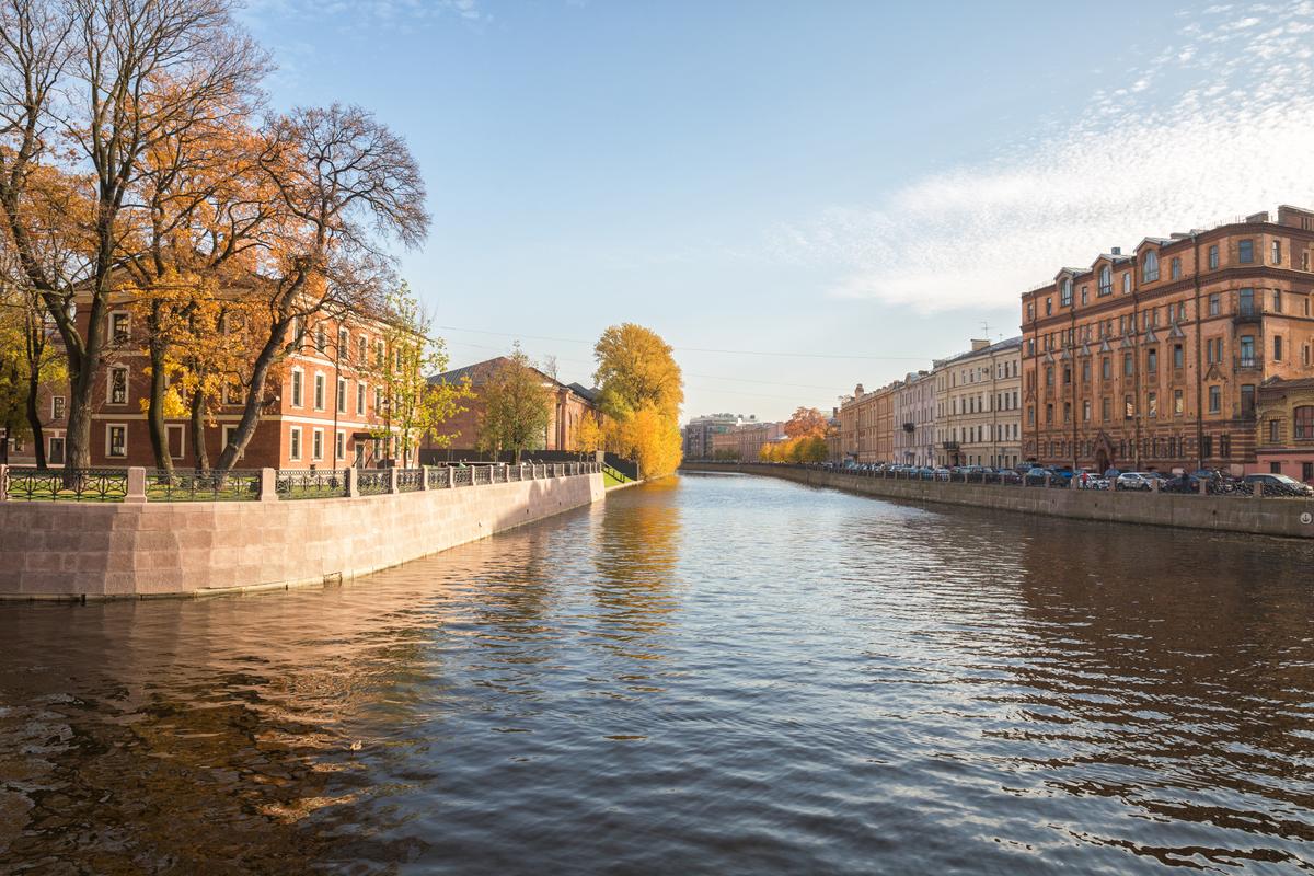 Солнечный осенний день в Санкт-Петербурге и остров Новая Голландия