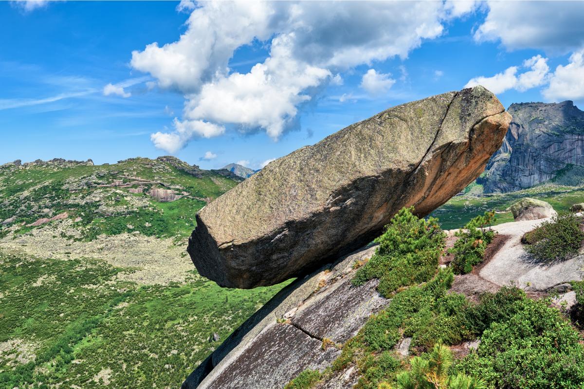 Висячий камень в парке Ергаки