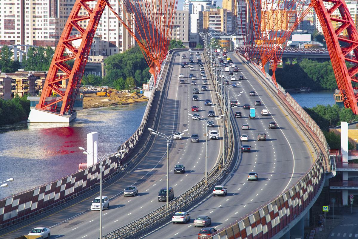 Живописный мост через Москву-реку и автомобильное движение по нему