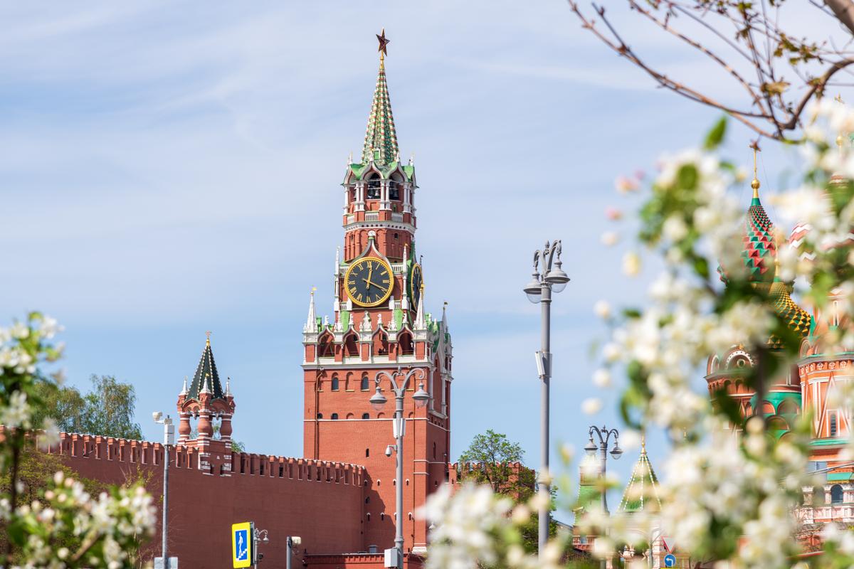 Спасская башня Московского Кремля весенним днем