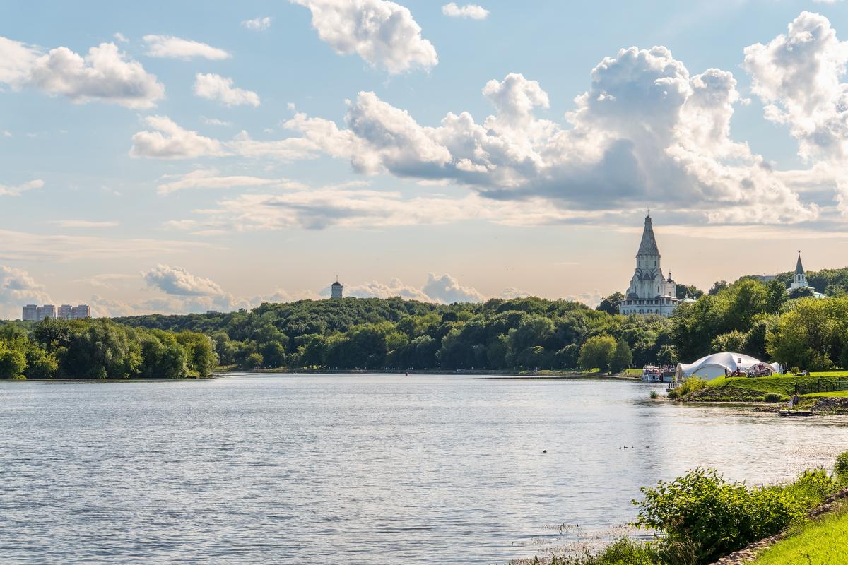 Церковь Вознесения Господня и Москва-река в парке «Коломенское» в Москве
