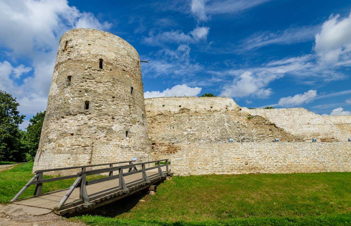 Башня Изборской крепости