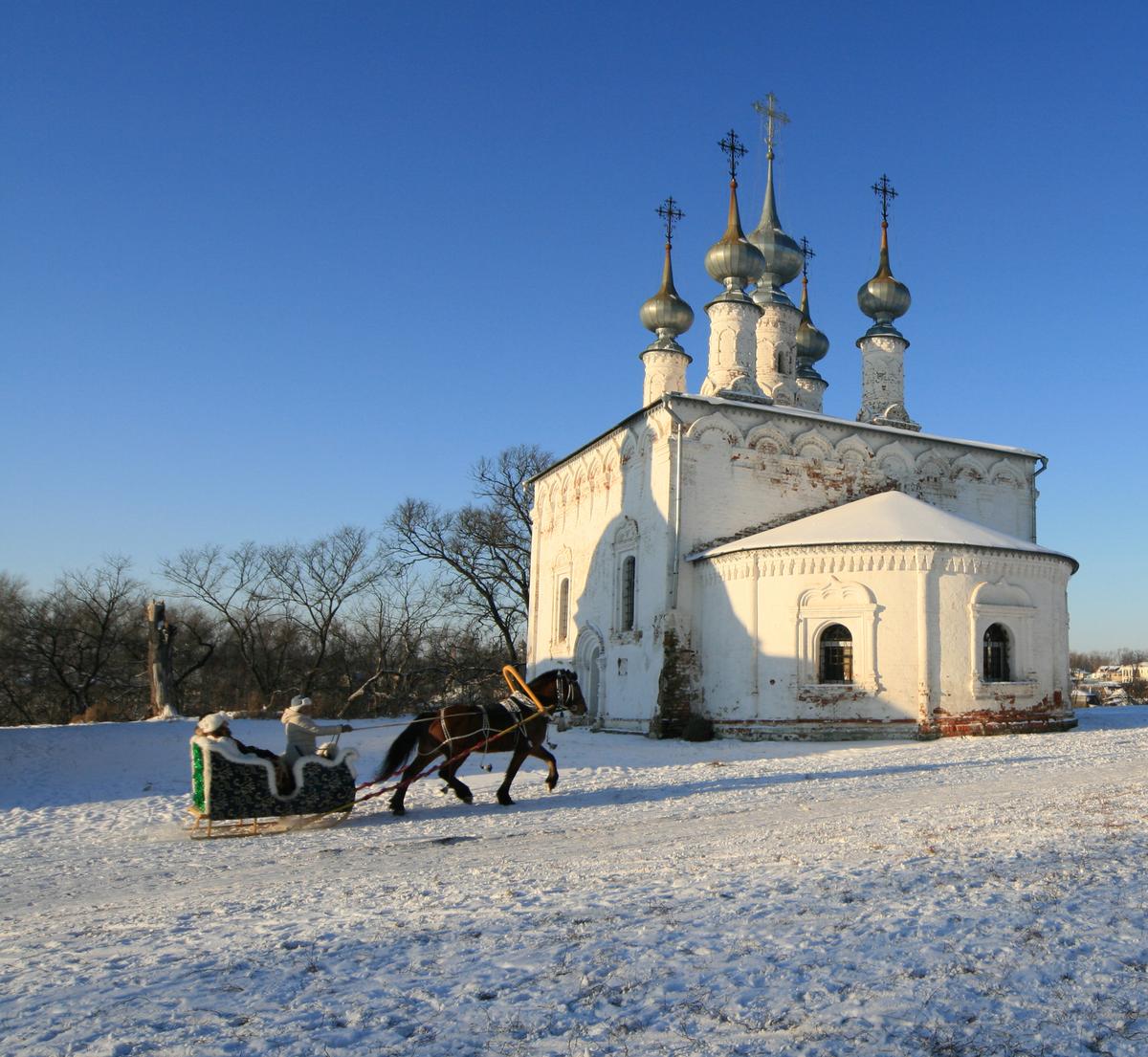 Сани запряженные лошадью в Суздали