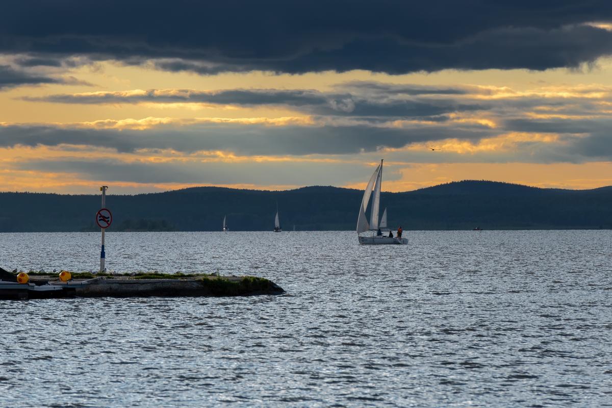 Верх-Исетское водохранилище на закате летним вечером, Екатеринбург
