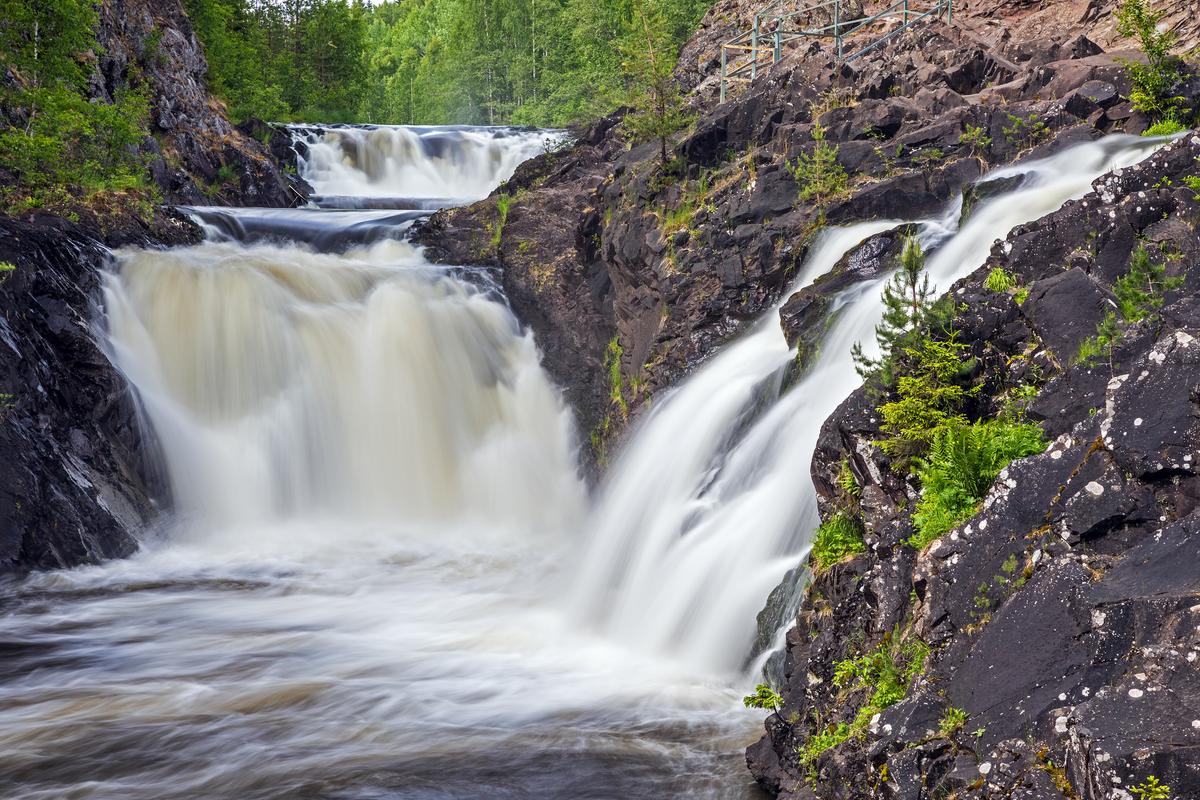 Бурные воды водопада Кивач