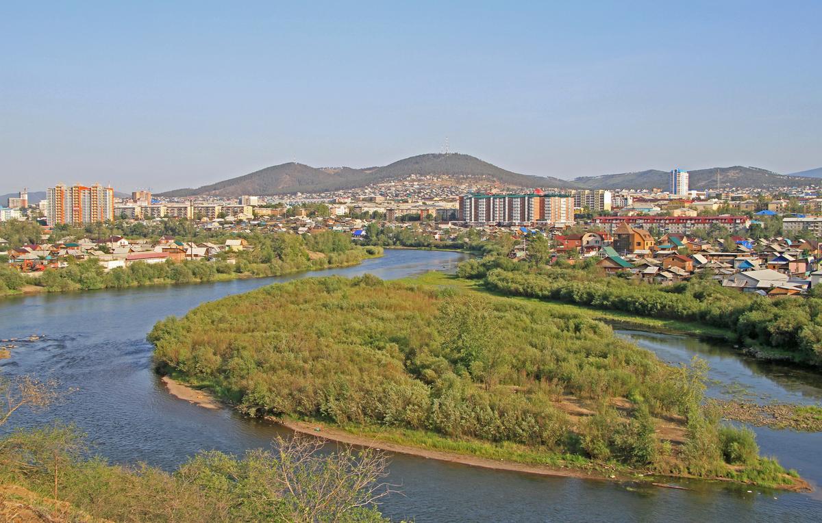 Река Селенга и городской пейзаж Улан-Удэ