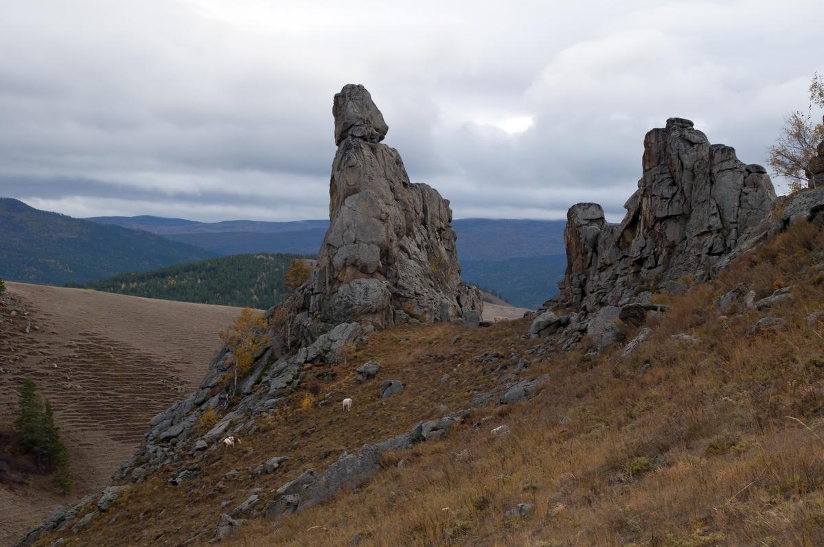 Осенний пейзаж скальных останцев