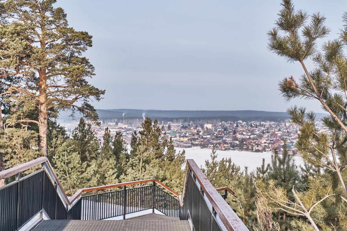 Живописный зимний вид на город Сысерть и пруд со смотровой площадки горы Бессонова