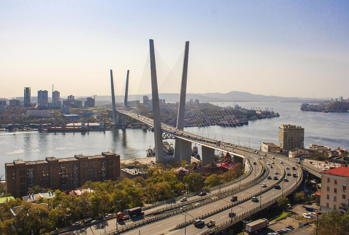 Золотой мост во Владивостоке осенью