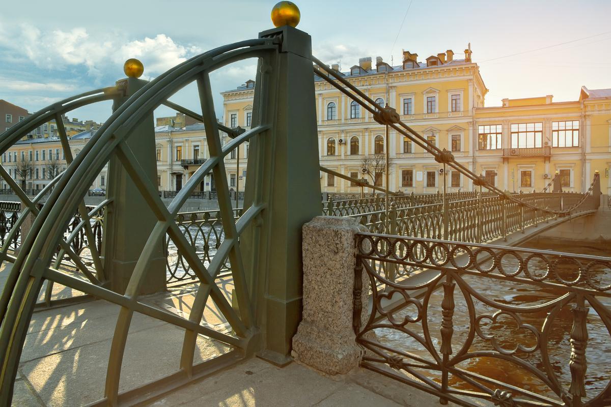 Почтамтский мост в Санкт-Петербурге