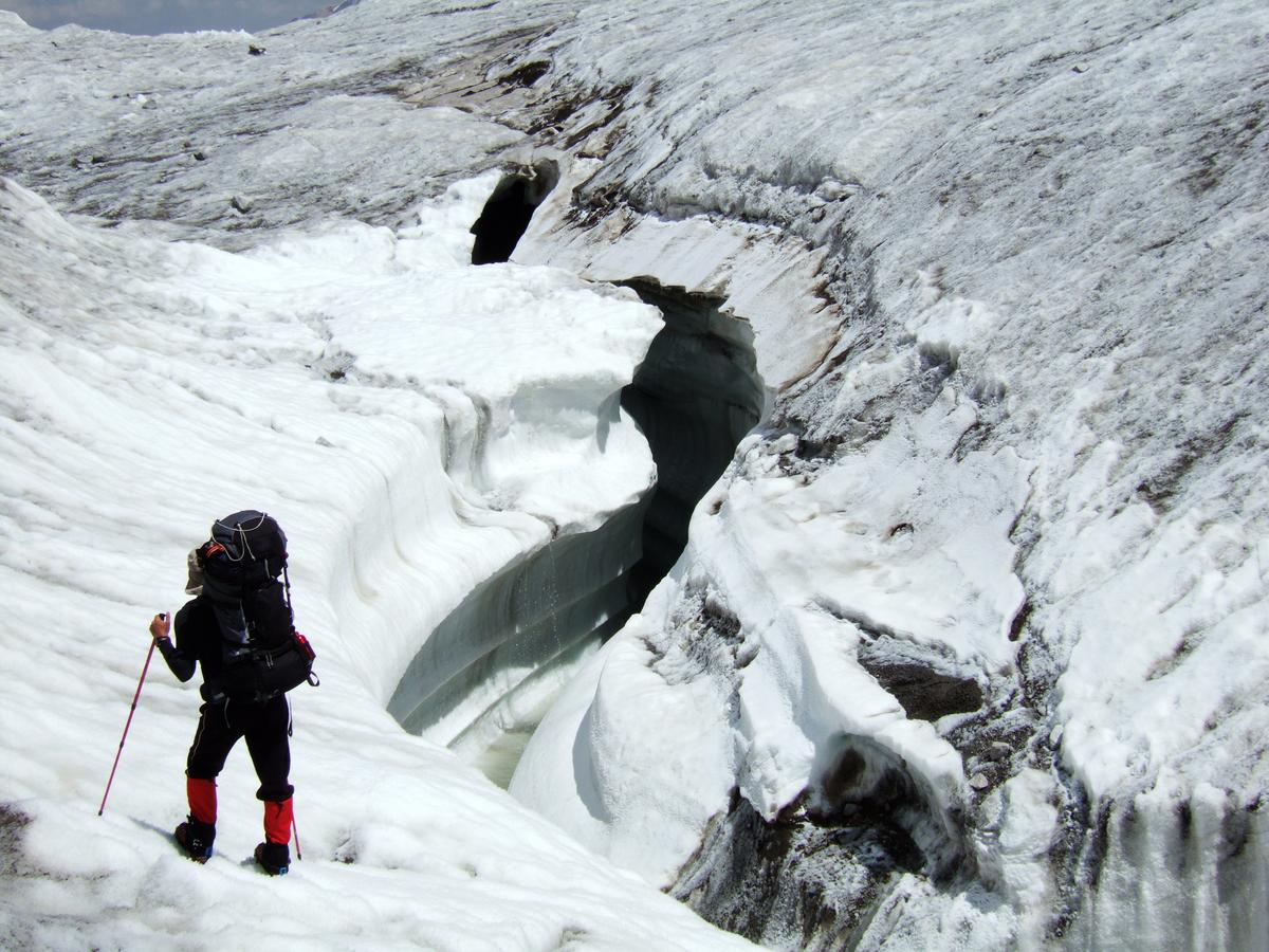 Турист в походе на пик Ленина