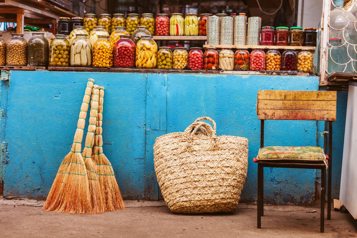 Консервированная домашняя продукция на прилавке азербайджанского старого рынка