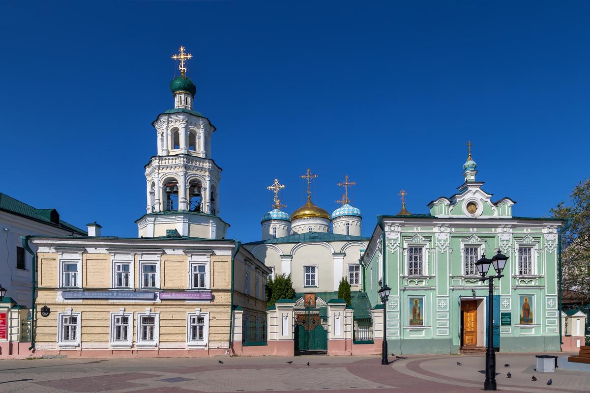 Никольский собор на улице Баумана в Казани