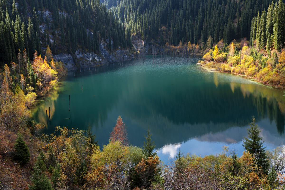 Озеро Каинды осенью