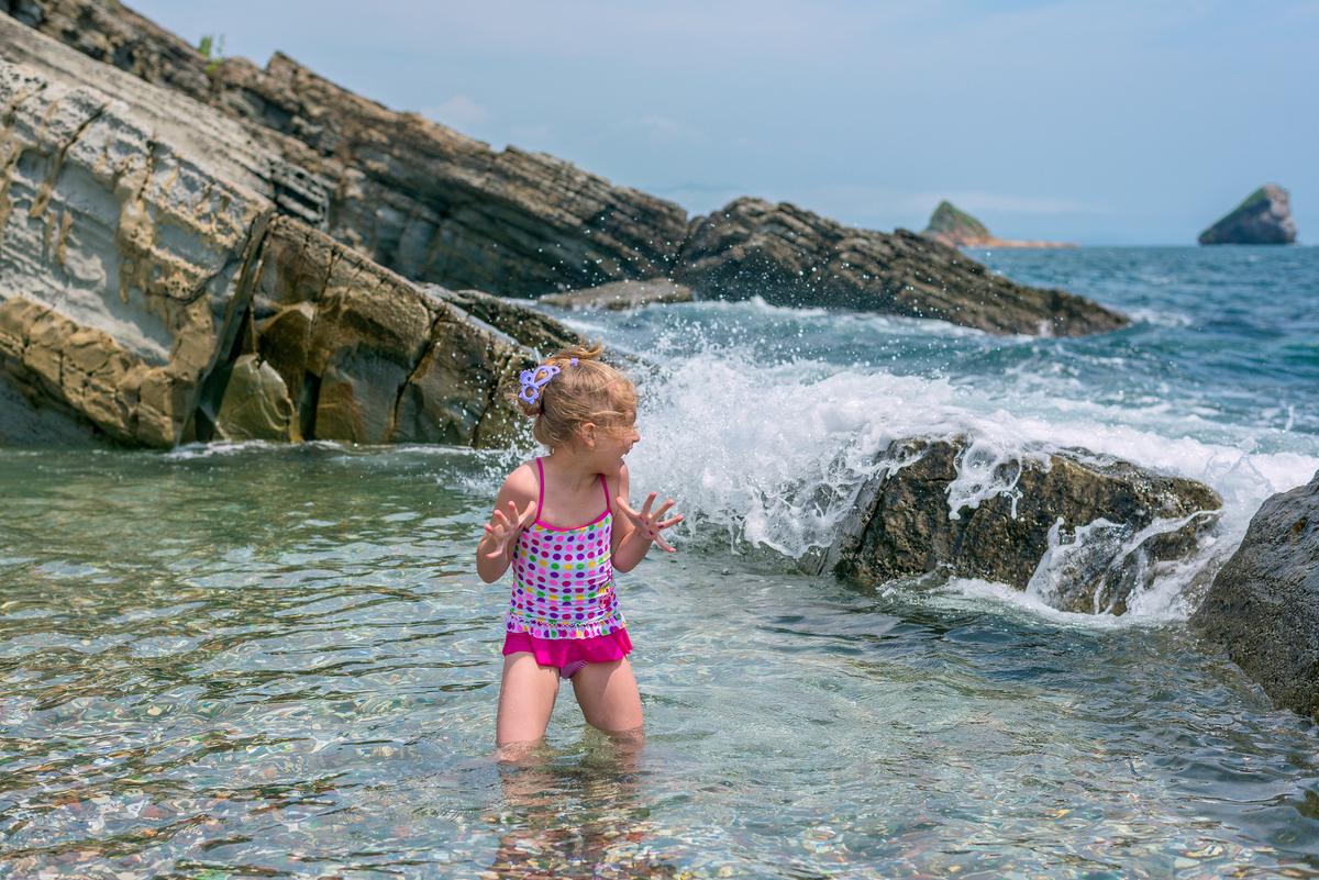 Девочка купается в Стеклянной бухте во Владивостоке