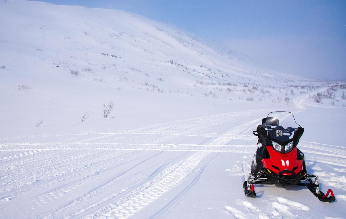 Снегоход в горах Хибин