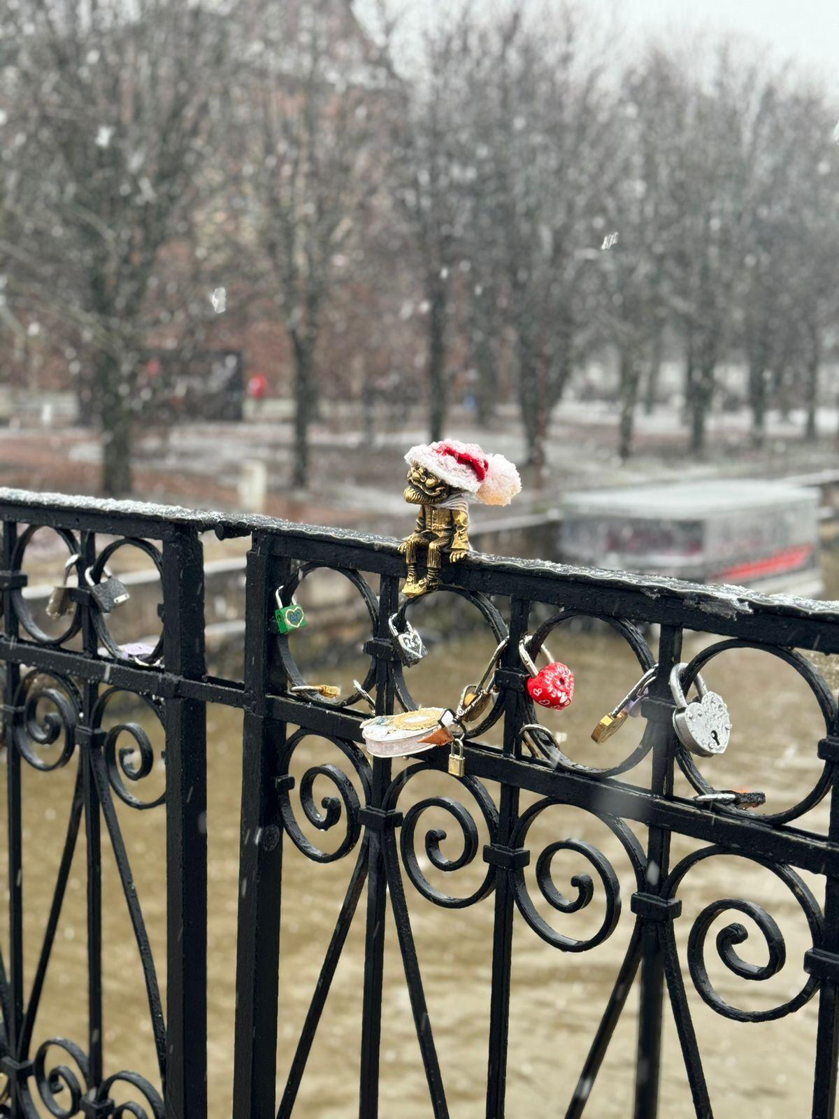 Хомлин на мосту зимой в Калининграде