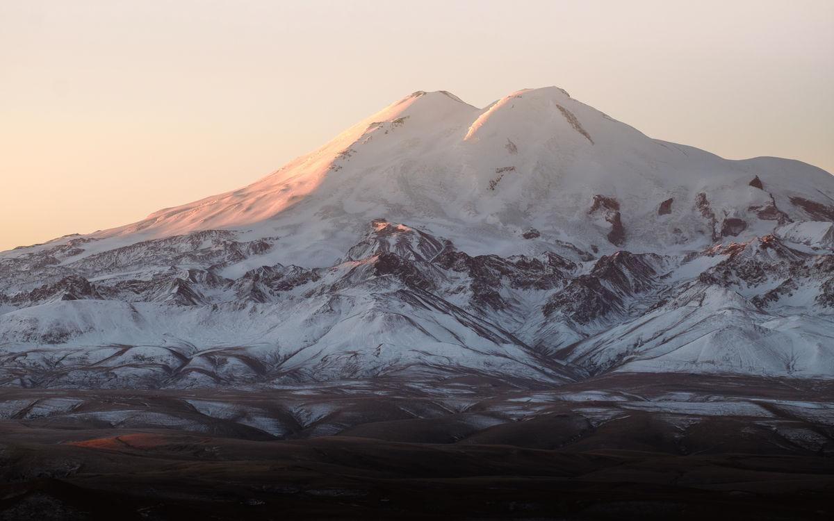 Berg Elbrus bei Sonnenuntergang