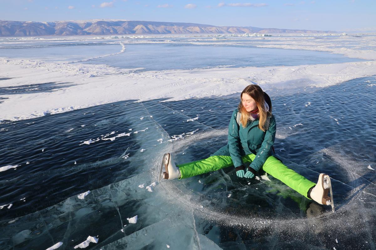 Девушка на коньках на льду Байкала