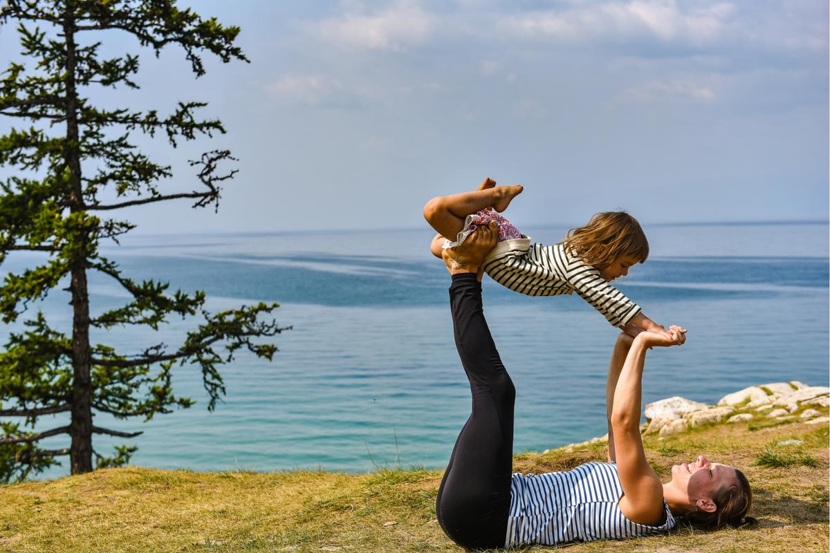 Мама с ребенком на озере Байкал