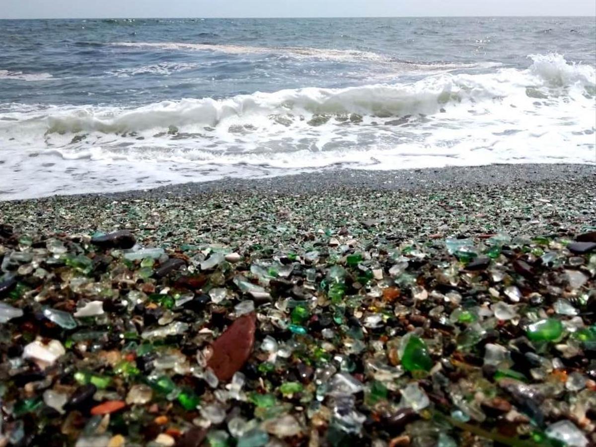Стеклянный берег владивосток. Бухта тихая владивосток пляж. Пляж стеклянуха владивосток. Шамора бухта стеклянная. Бухта стеклянная владивосток.