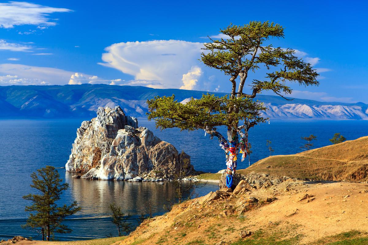 Скала Шаманка на острове Ольхон