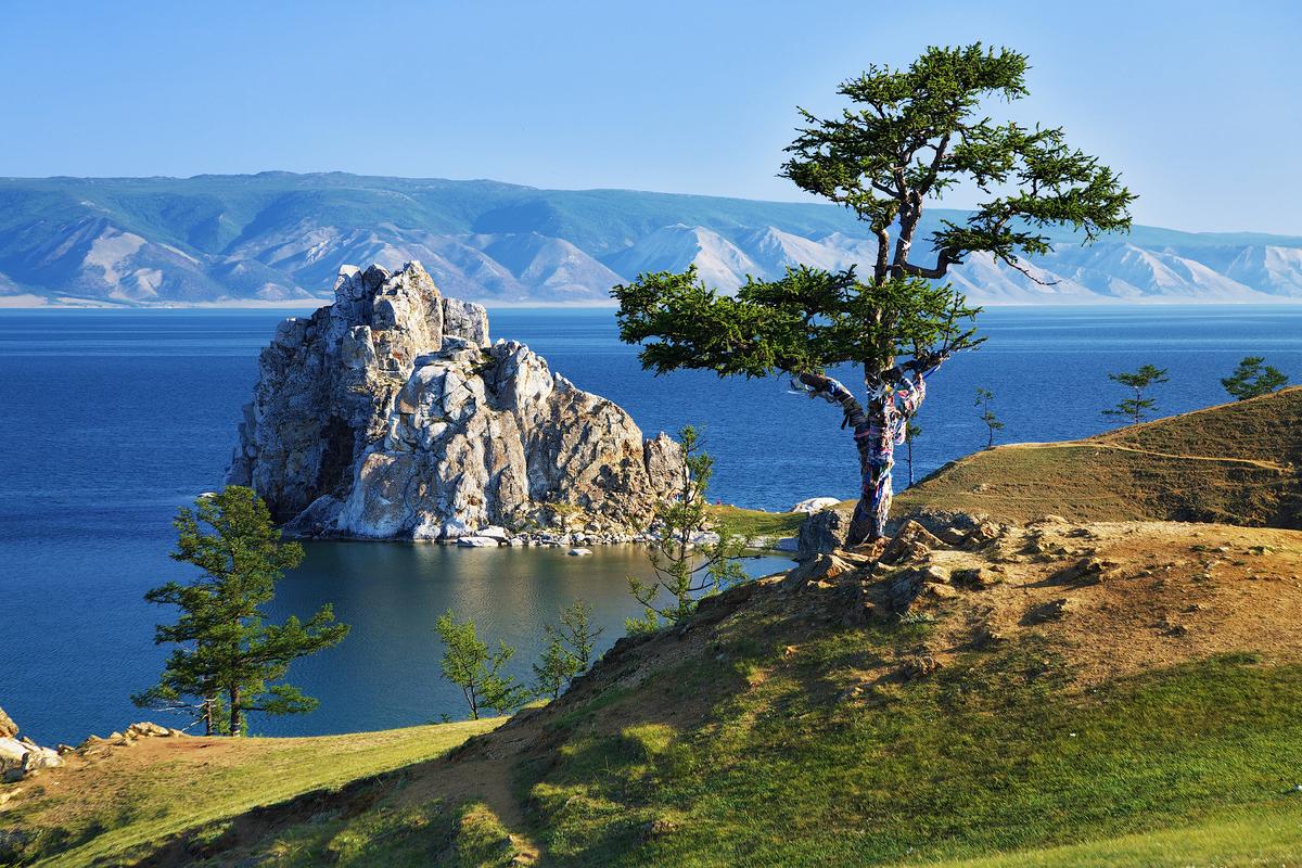 Озеро Байкал и скала Шаманка