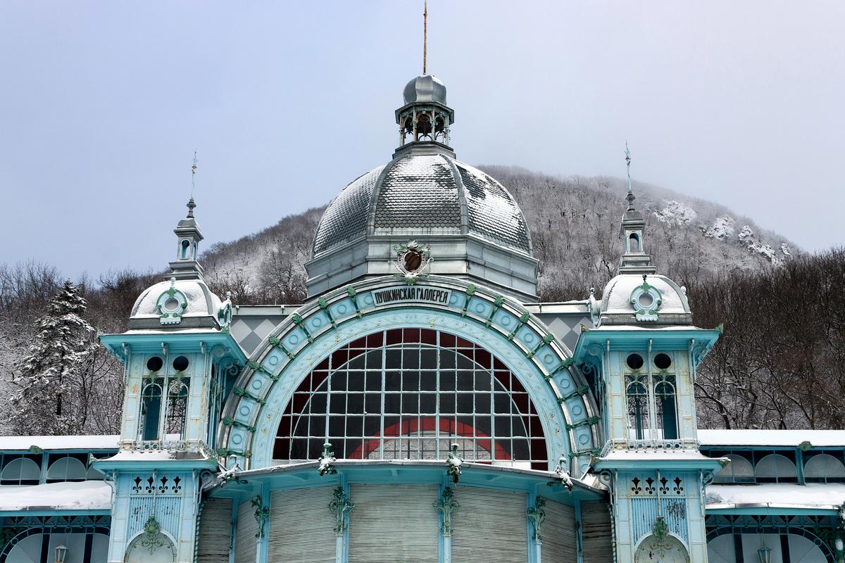 Пушкинская галерея в Железноводске зимой