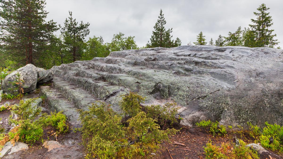 Каменные ступени на горе Воттоваара