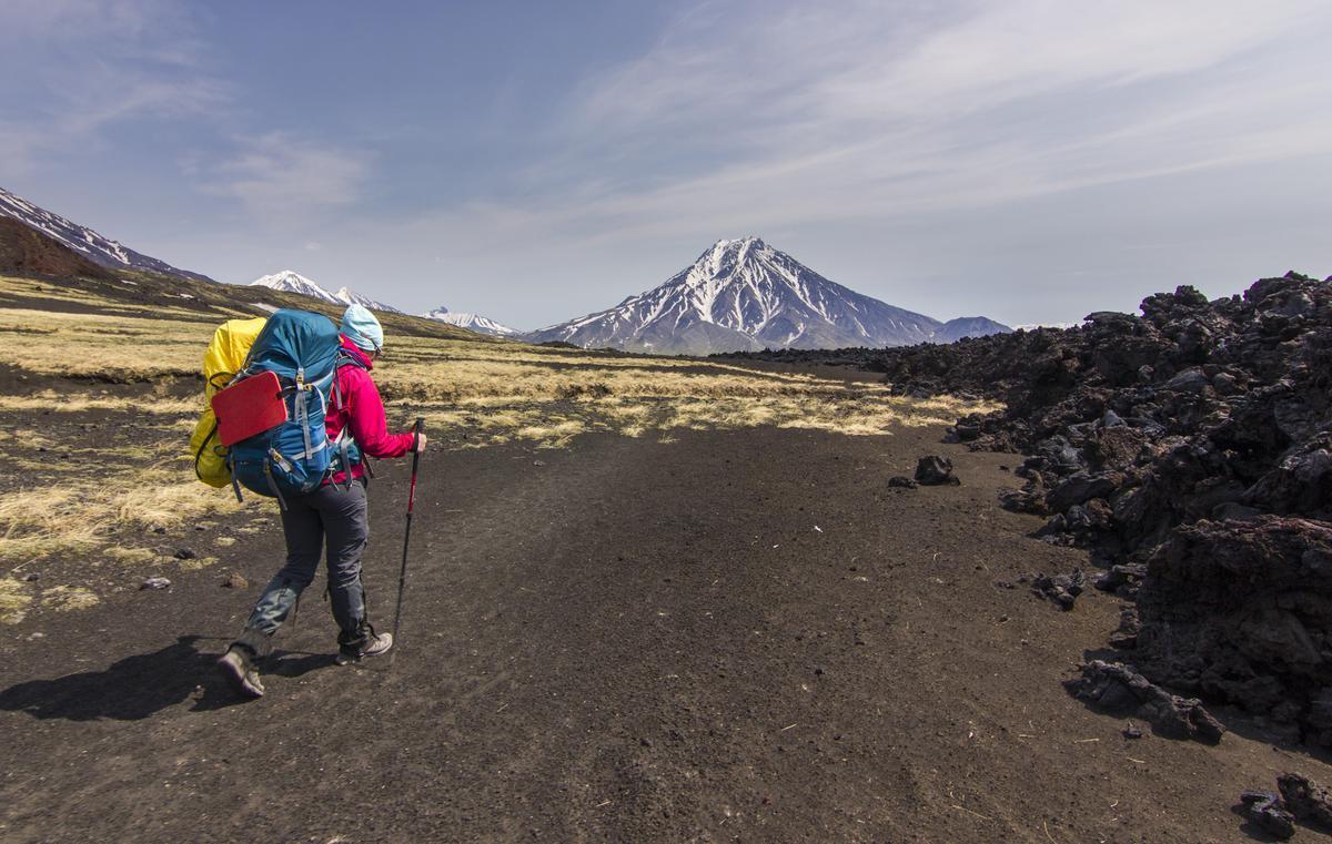 一名游客正在前往堪察加半岛的一座火山