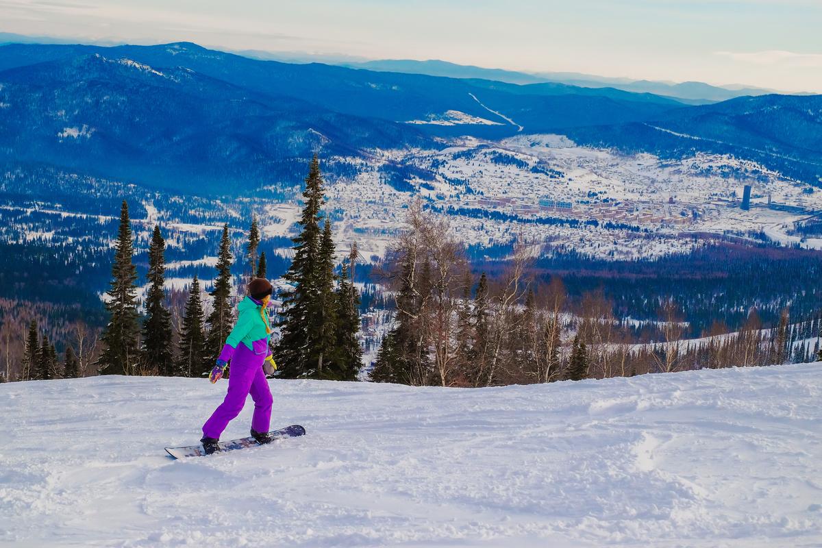 Сноубордистка в горах Шерегеш