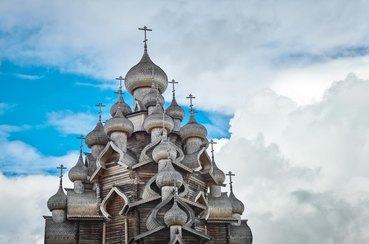 Десятиглавая корона православной церкви Заступничества Святой Богородицы на острове Кижи